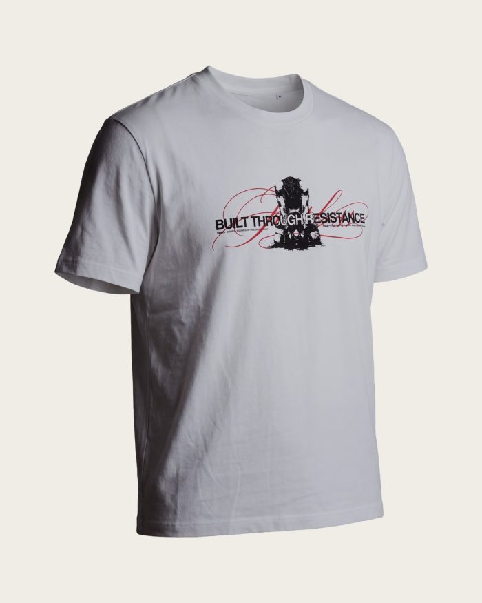 T-shirt SERAZ Ténacité blanc avec impression Built Through Resistance, sur fond gris foncé